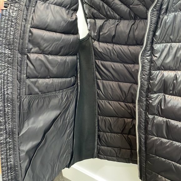 NWOT Gap women’s xs black puffy Primaloft vest with silver zipper. - Picture 4 of 6
